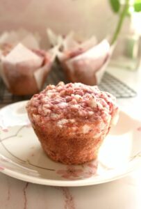 strawberrry shortcake crumble muffins